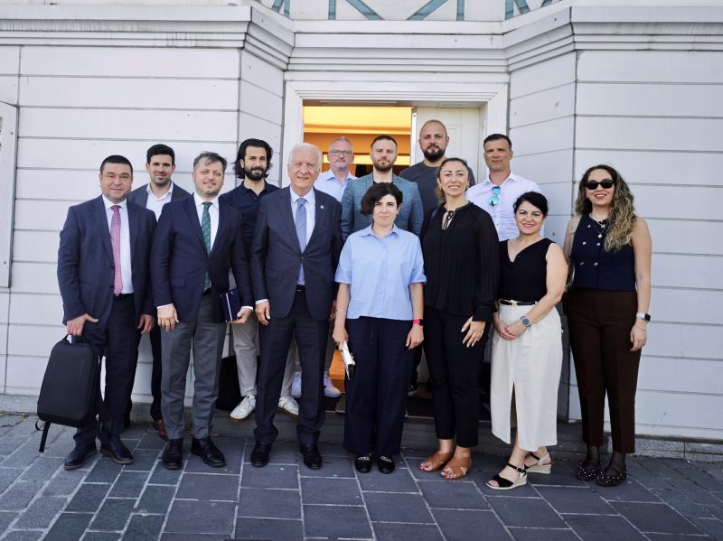 Participants in the TD-IHK delegation to Türkiye posing outside a building