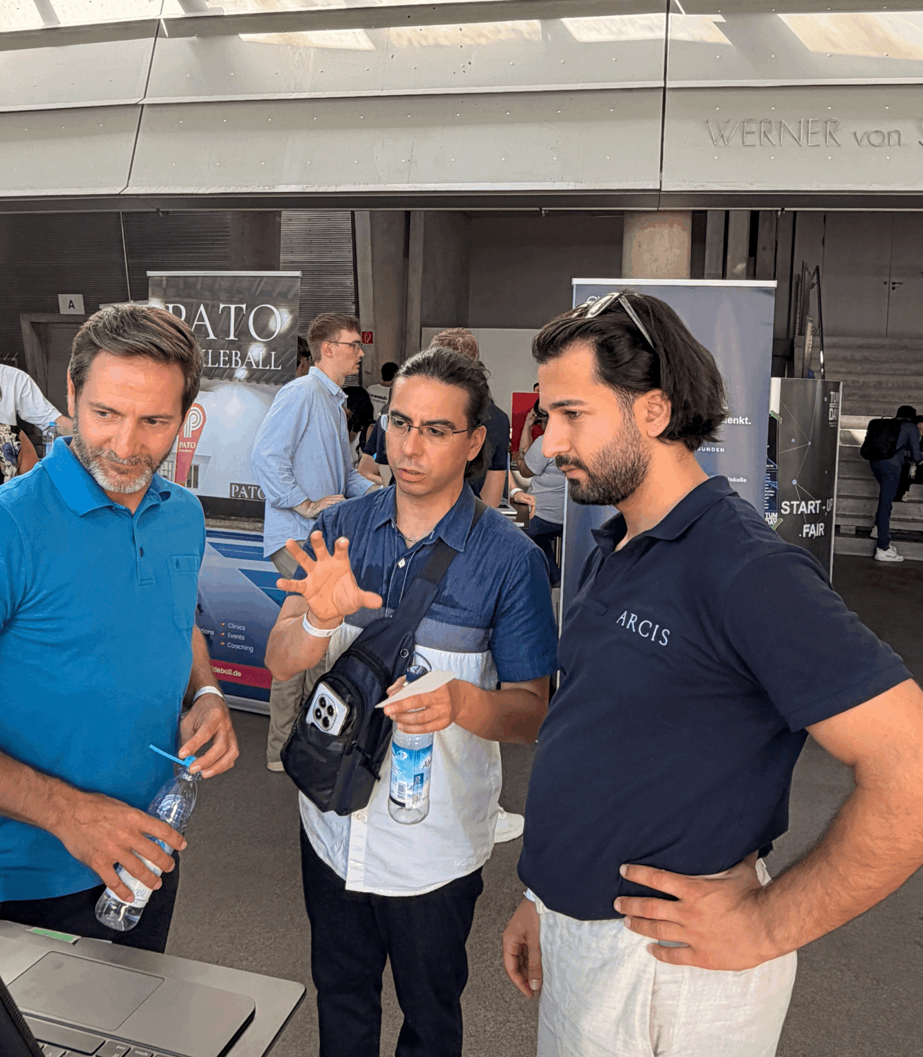 Onur Yılmaz in conversation with visitors at TUM Entrepreneurship Day